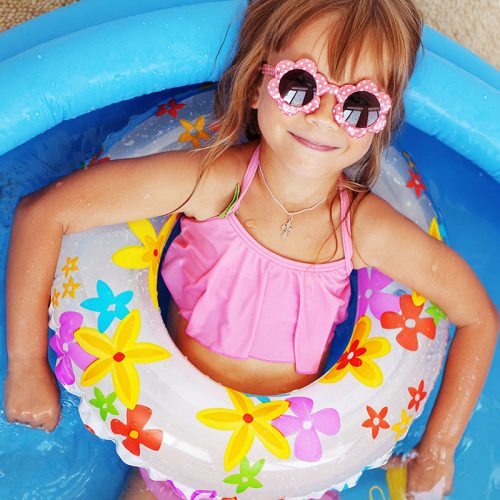 Cette fille à lunettes dans la piscine représente l'état de bien-être que l'on peut atteindre pour vos enfants avec Kendhara et une séance de numérologie