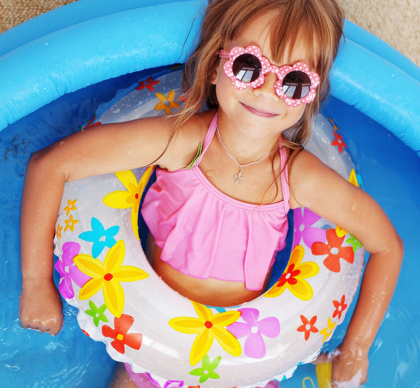 Cette fille à lunettes dans la piscine représente l'état de bien-être que l'on peut atteindre pour vos enfants avec Kendhara et une séance de numérologie