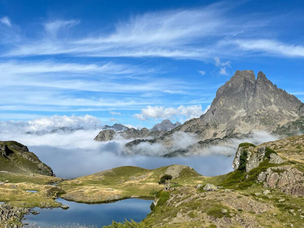 Montañas con lagos que representan el estudio numerológico completo